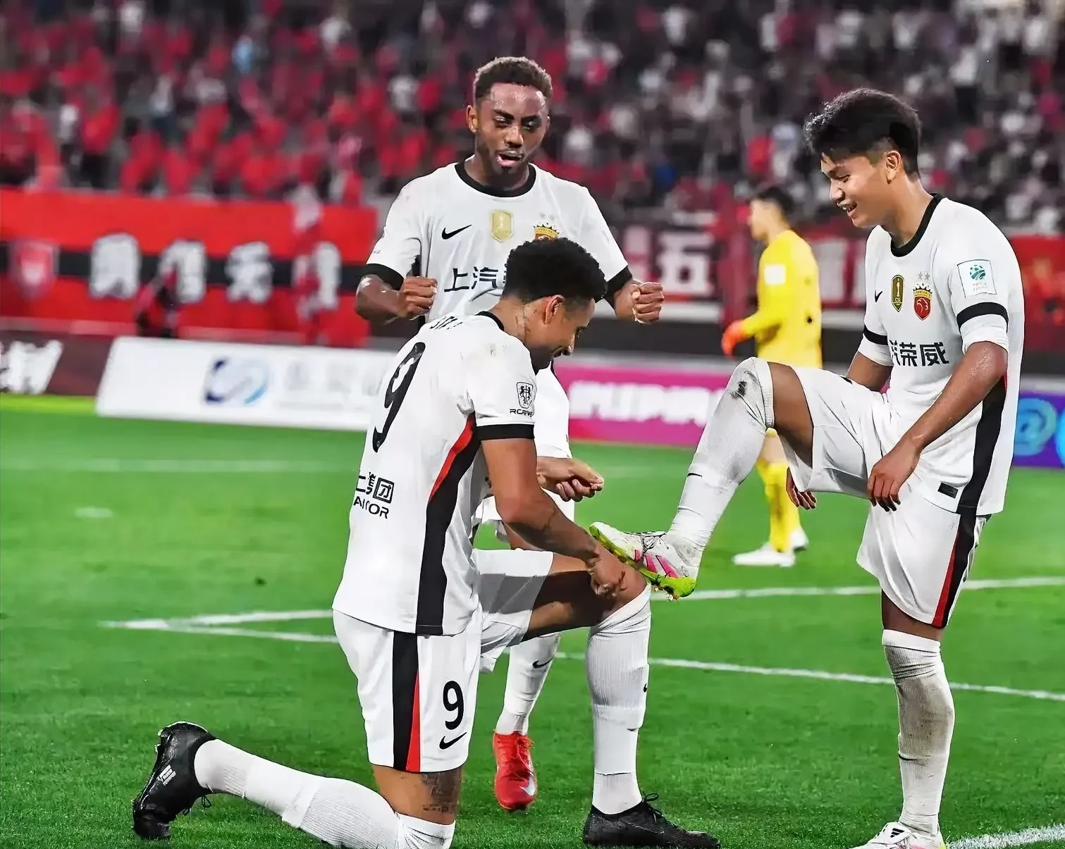 爱游戏sports-上海海港迎荷甲关键赛，加时末段止住颓势，引发热议，阵容厚度经受考验的简单介绍-爱游戏sports